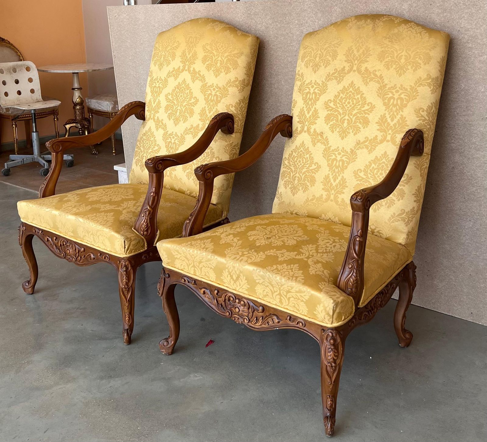 Paire de fauteuils espagnols de style Louis XVI à dossier haut en noyer sculpté, années 1900 photo 3731.0