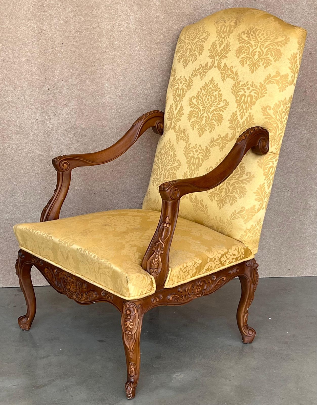 Paire de fauteuils espagnols de style Louis XVI à dossier haut en noyer sculpté, années 1900 photo vinterior