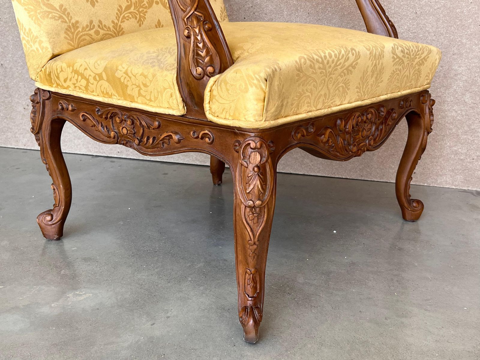 photo furniture Paire de fauteuils espagnols de style Louis XVI à dossier haut en noyer sculpté, années 1900