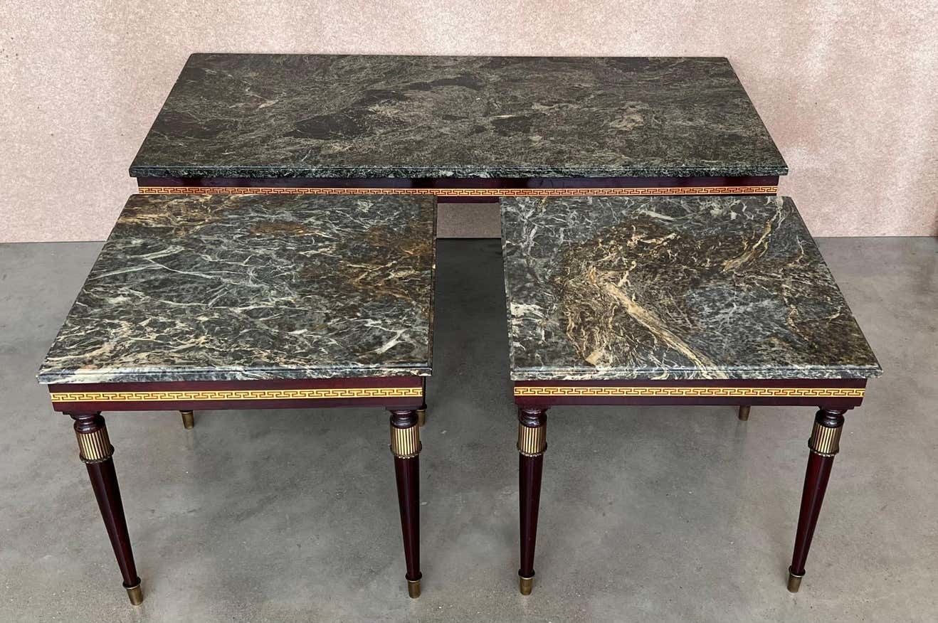 Ensemble de trois tables basses modernistes italiennes mid-century à montures en bronze photo furniture