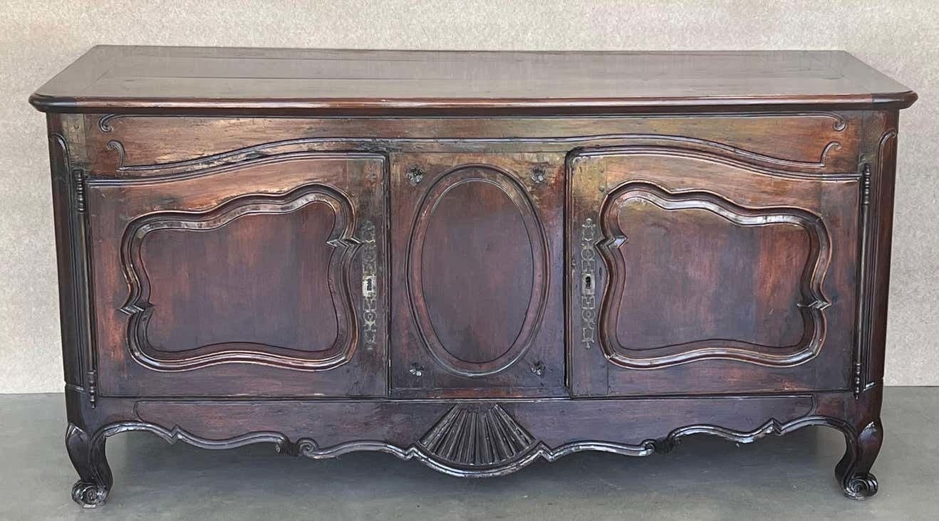 Grand buffet d'époque en noyer sculpté, de style provincial français photo for sale