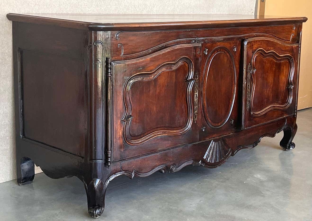 Grand buffet d'époque en noyer sculpté, de style provincial français photo Mobilier