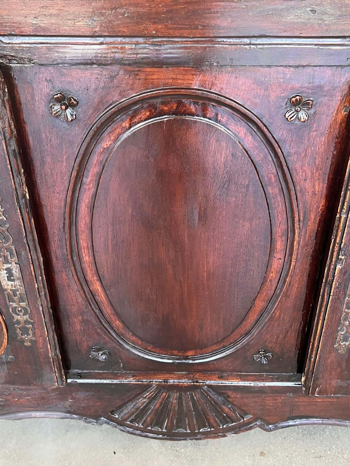 Mobilier Grand buffet d'époque en noyer sculpté, de style provincial français photo