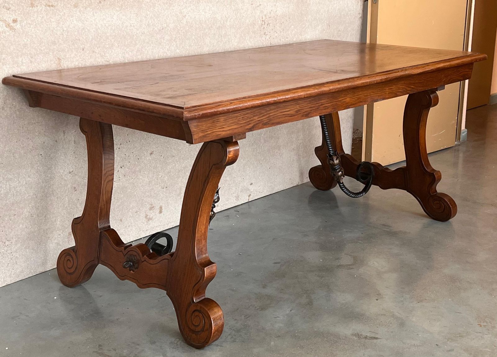 Table à manger espagnole en chêne, pieds en lyre sur tréteaux, XXe siècle photo buy