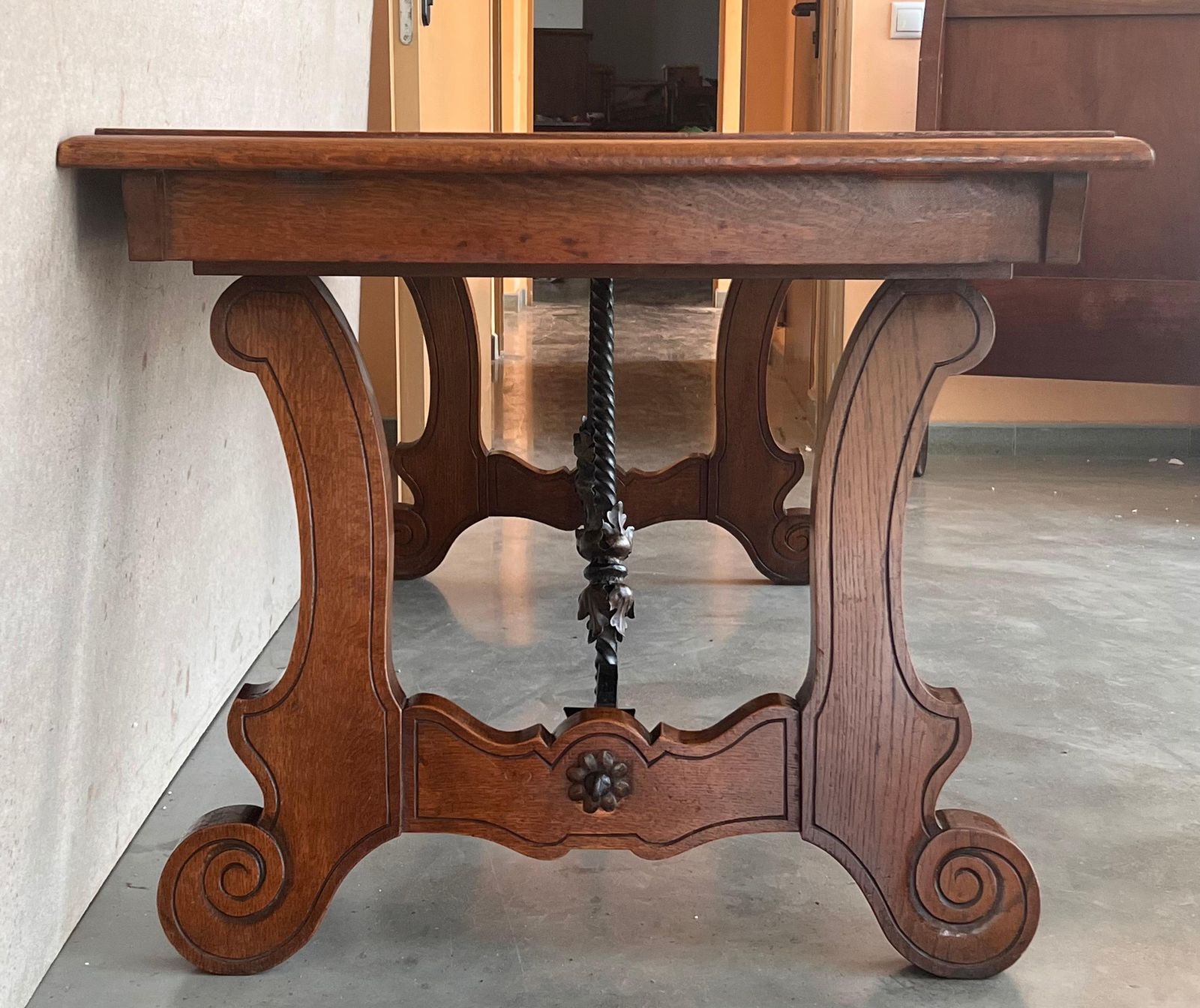 photo furniture Table à manger espagnole en chêne, pieds en lyre sur tréteaux, XXe siècle