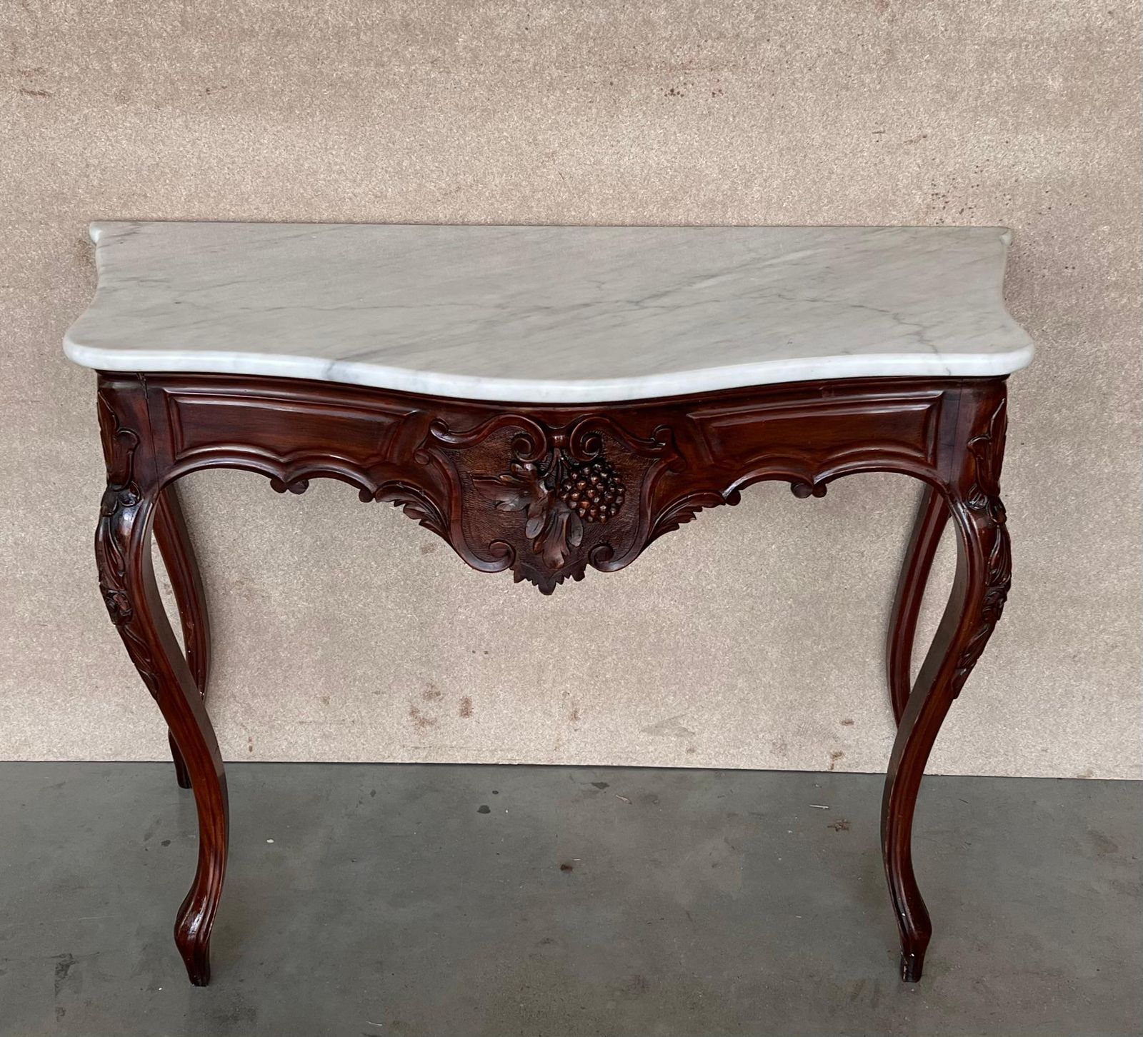 Console de style Régence française en noyer sculpté, plateau en marbre blanc photo for sale