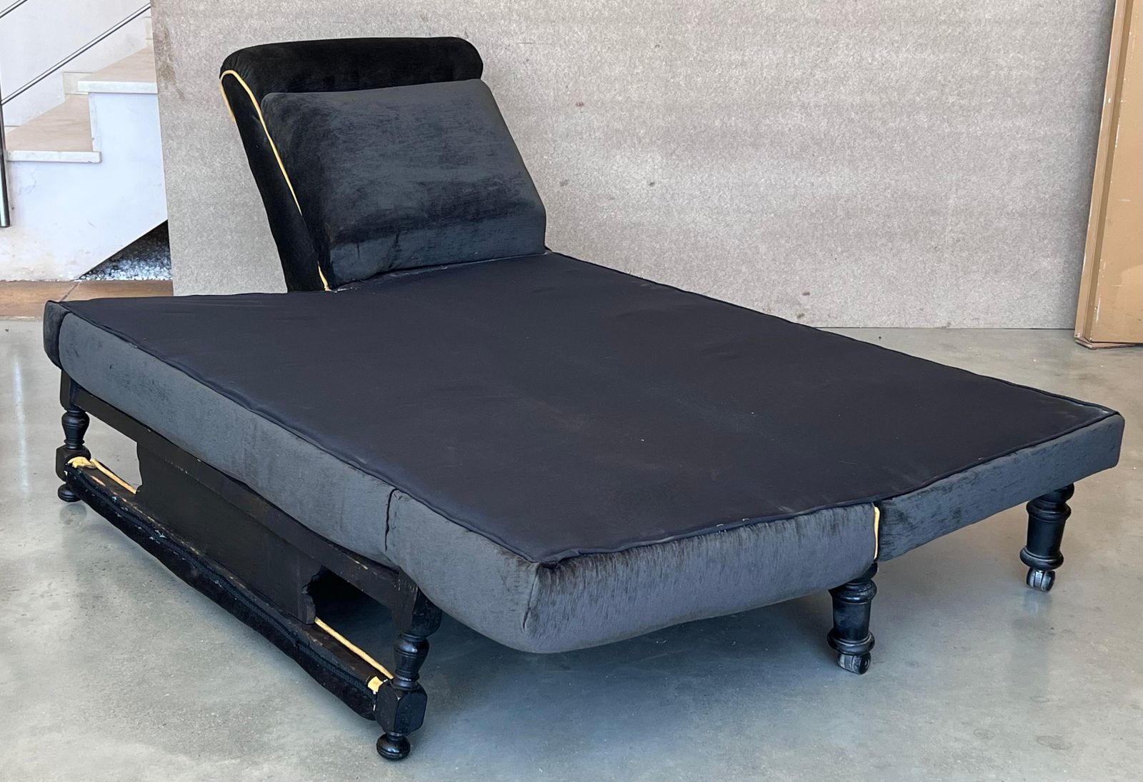 photo furniture Méridienne convertible italienne Art déco en velours noir