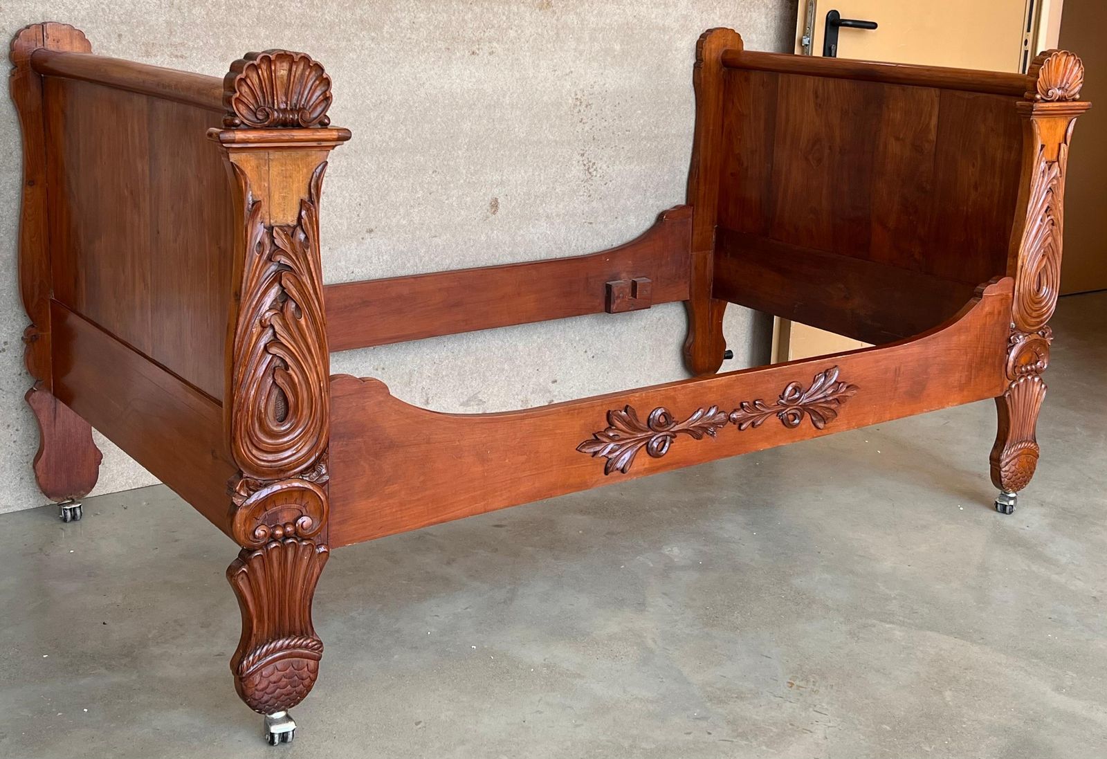Lit bateau Louis-Philippe en acajou sculpté, vers 1840 photo for sale