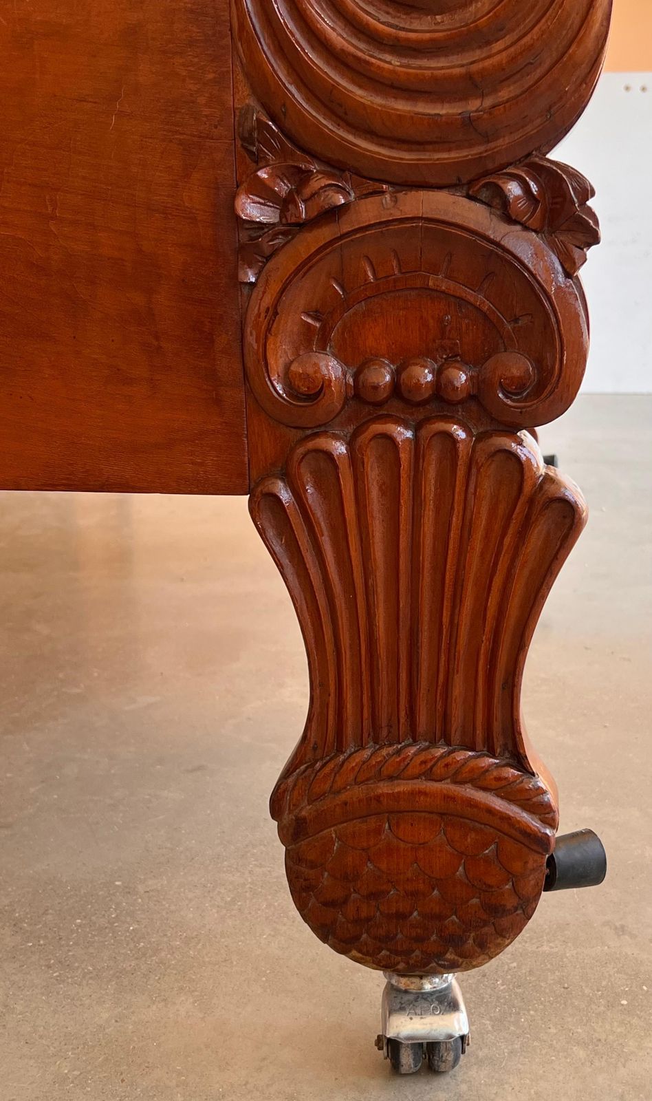 photo furniture Lit bateau Louis-Philippe en acajou sculpté, vers 1840