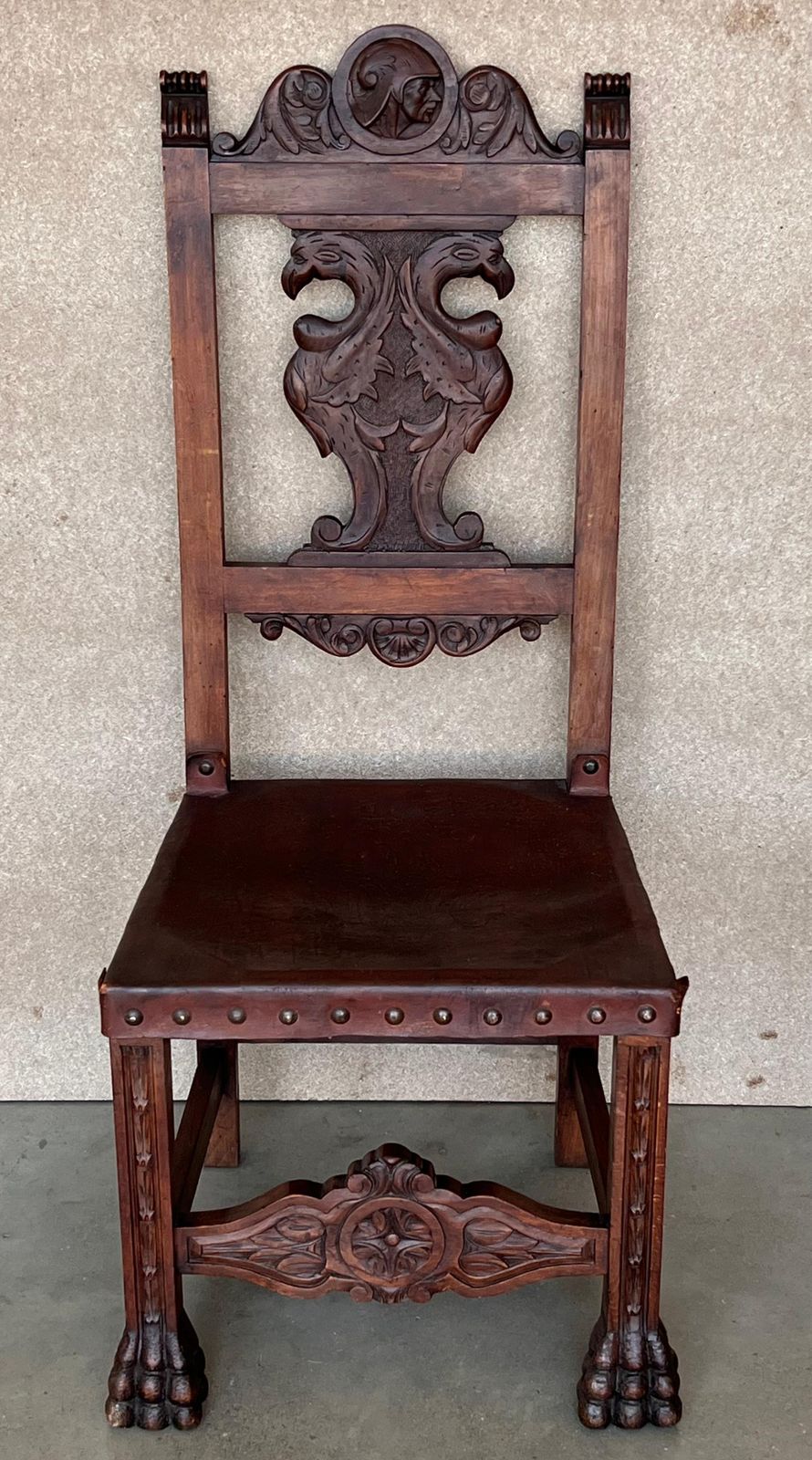 Ensemble de quatre chaises françaises en noyer sculpté, pieds tournés et griffes, XIXe siècle photo furniture