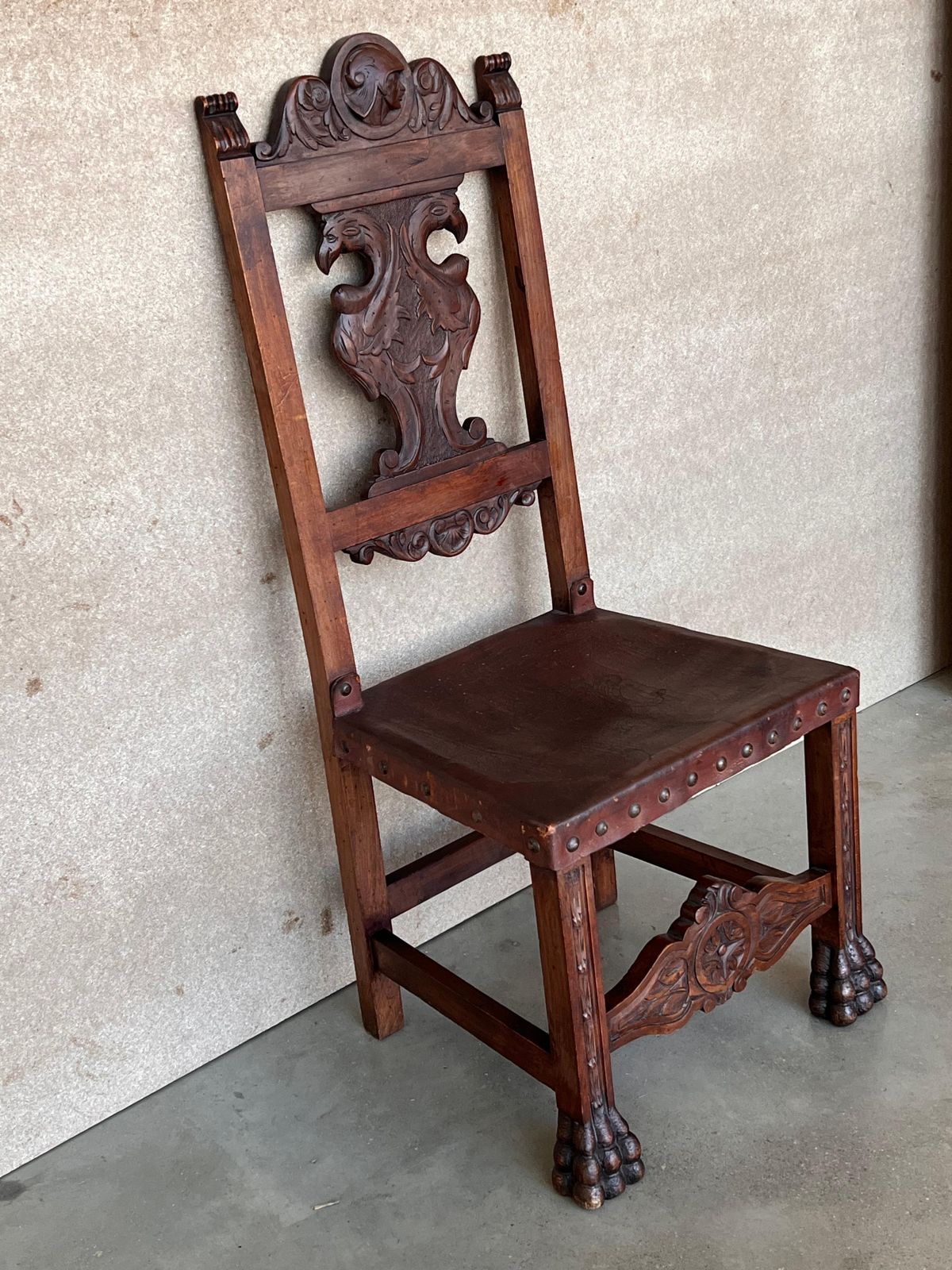 Ensemble de quatre chaises françaises en noyer sculpté, pieds tournés et griffes, XIXe siècle photo 3731.0