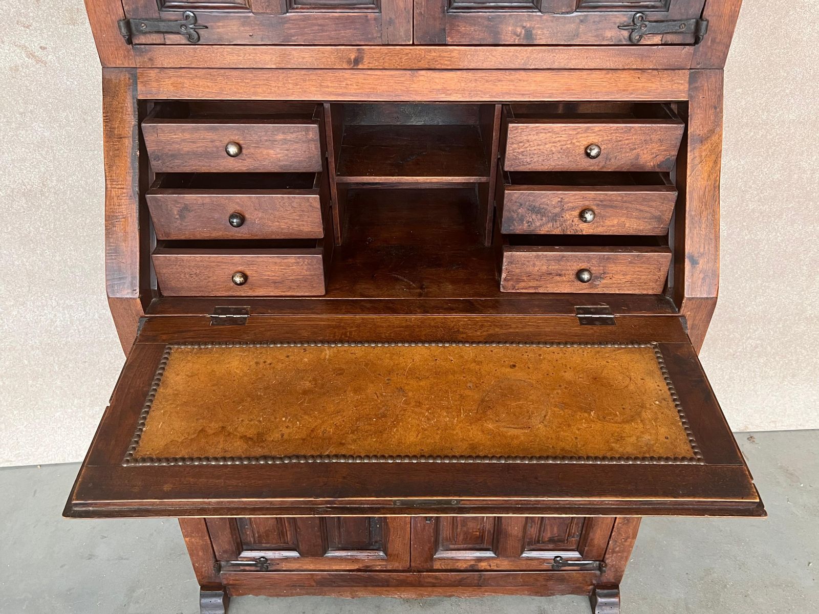 photo furniture Bibliothèque-secrétaire espagnole en noyer, fin du XIXe siècle
