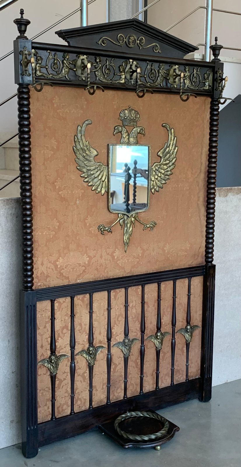 Grand portemanteau espagnol en noyer massif sculpté, XIXe siècle photo furniture
