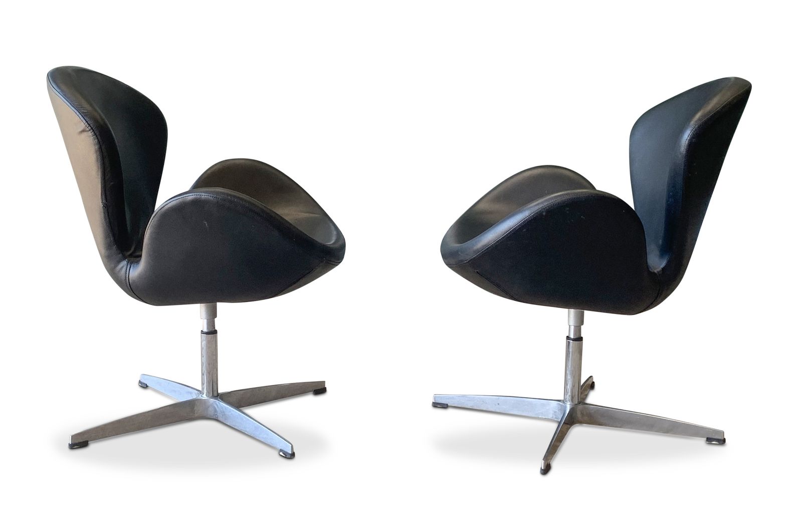 Arne Jacobsen Swan Chair (No Labels) On A Four Star Metal Base. Designed By Arne Jacobsen In 1958 Ol photo Furniture