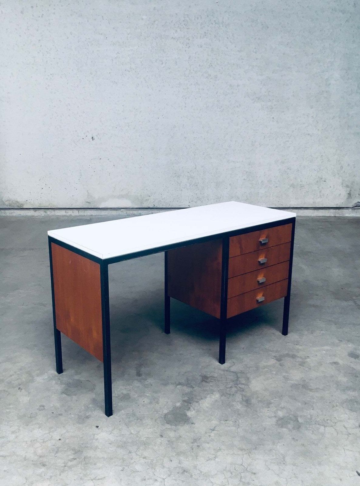 Mid Century Modern Bureau, Nederlands Design, Jaren 1960 photo vinterior