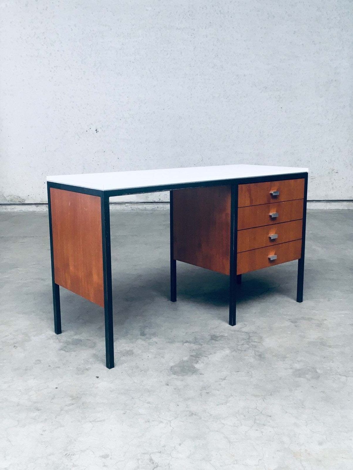 Mid Century Modern Bureau, Nederlands Design, Jaren 1960 photo vintage