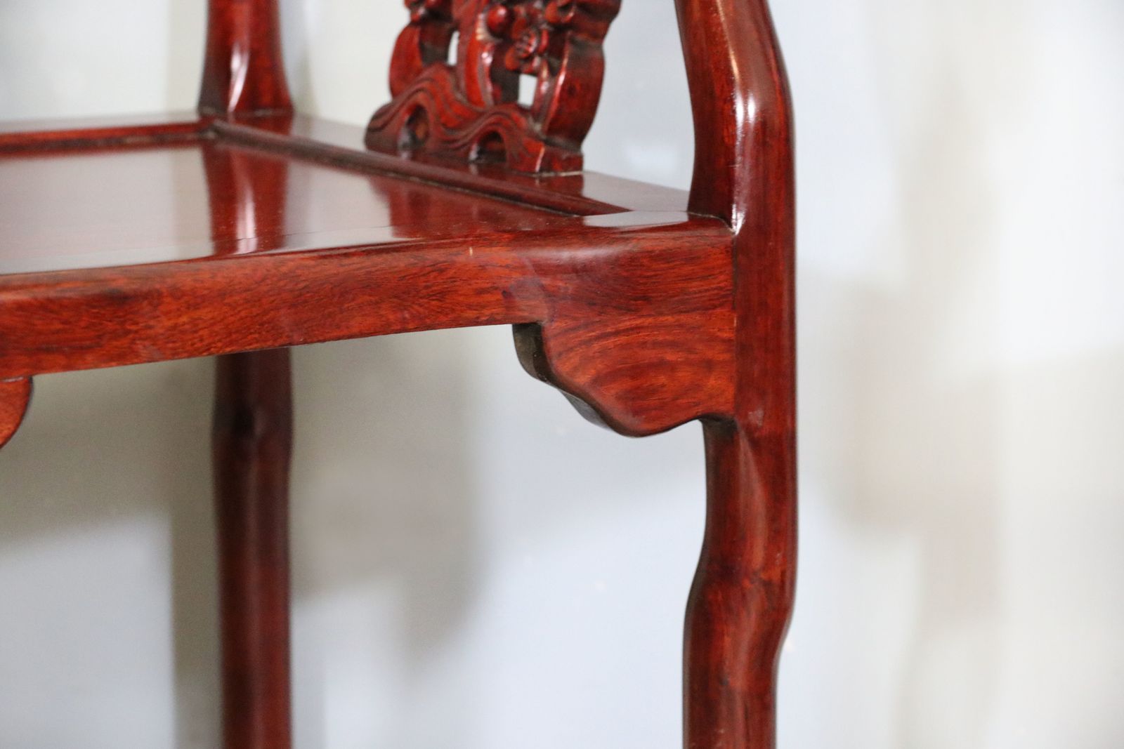 photo vintage A Pair Of 20th Century Chinese Solid Hardwood Corner Chairs.