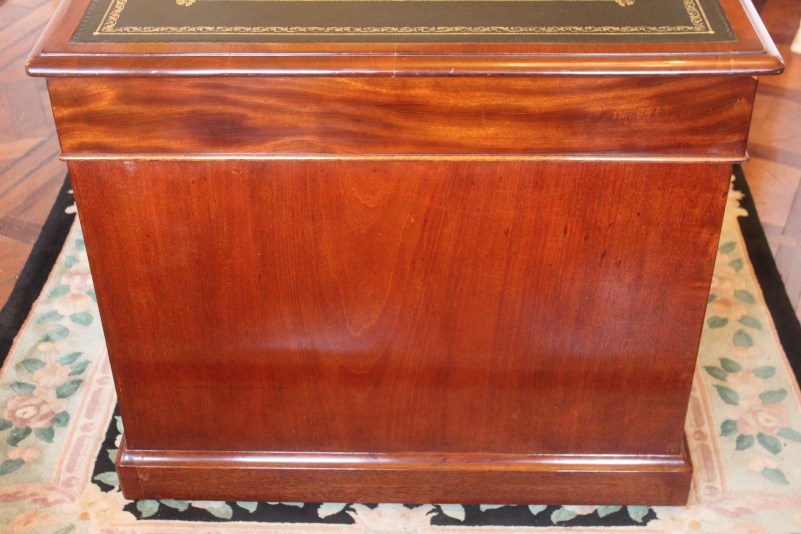 photo vintage An Unusually Large Early 19th Century Pedestal Desk