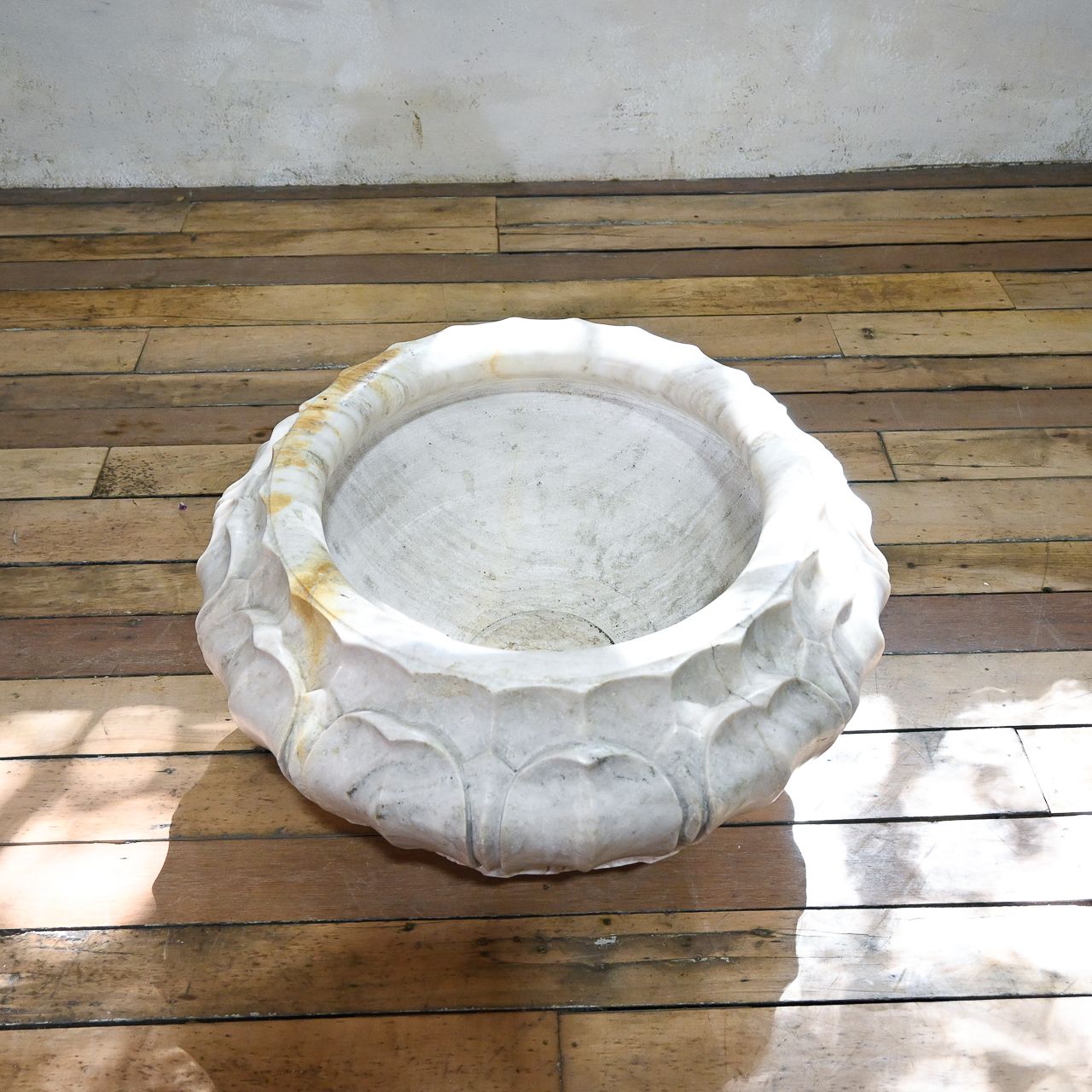 A Very Large 20th Century Carved Marble Jardiniere Planter photo vinterior
