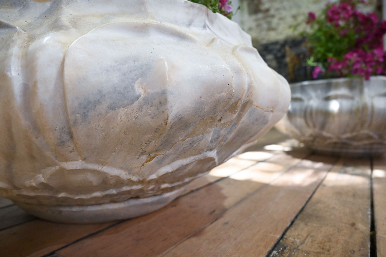 photo vinterior A Pair Of Carved Lotus Form Marble Jardiniere Planters