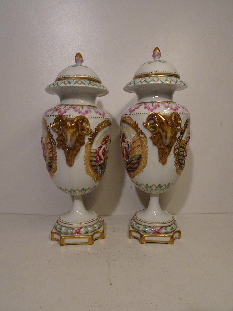 photo vintage Antique 19th Century Lidded Porcelain Urn Vases From Capodimonte, Italy, Set Of 2