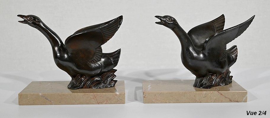 photo vintage Pair Of Bookends, Swans In Patinated Metal On Marble   1930/1940