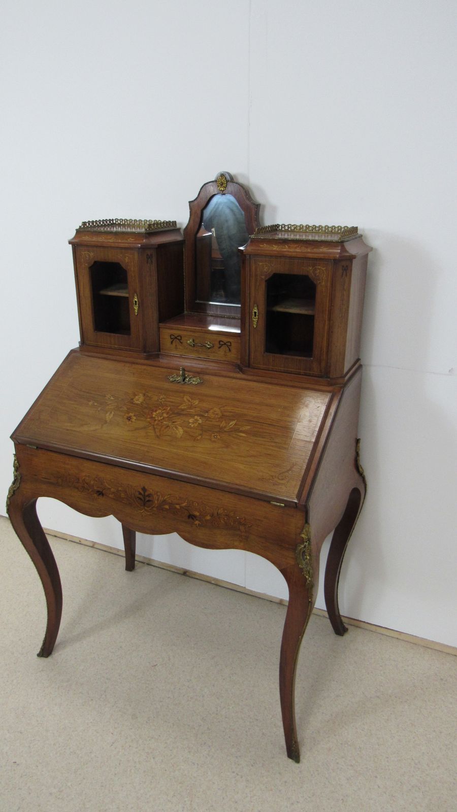 Lovely Walnut Ladies Desk, 1800s