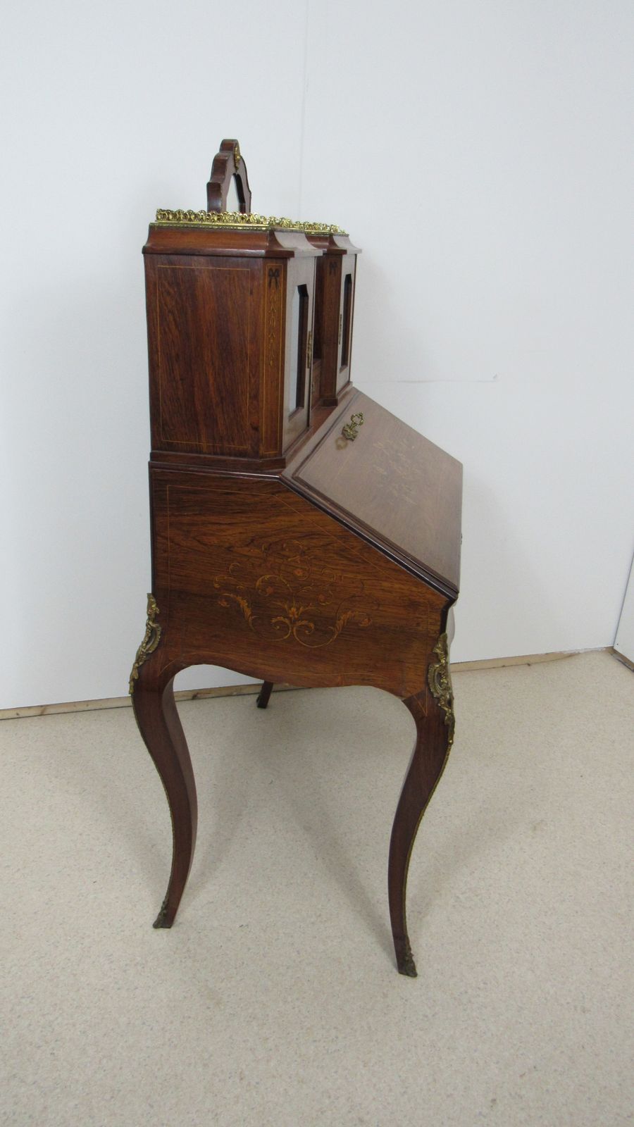 photo furniture Lovely Walnut Ladies Desk, 1800s