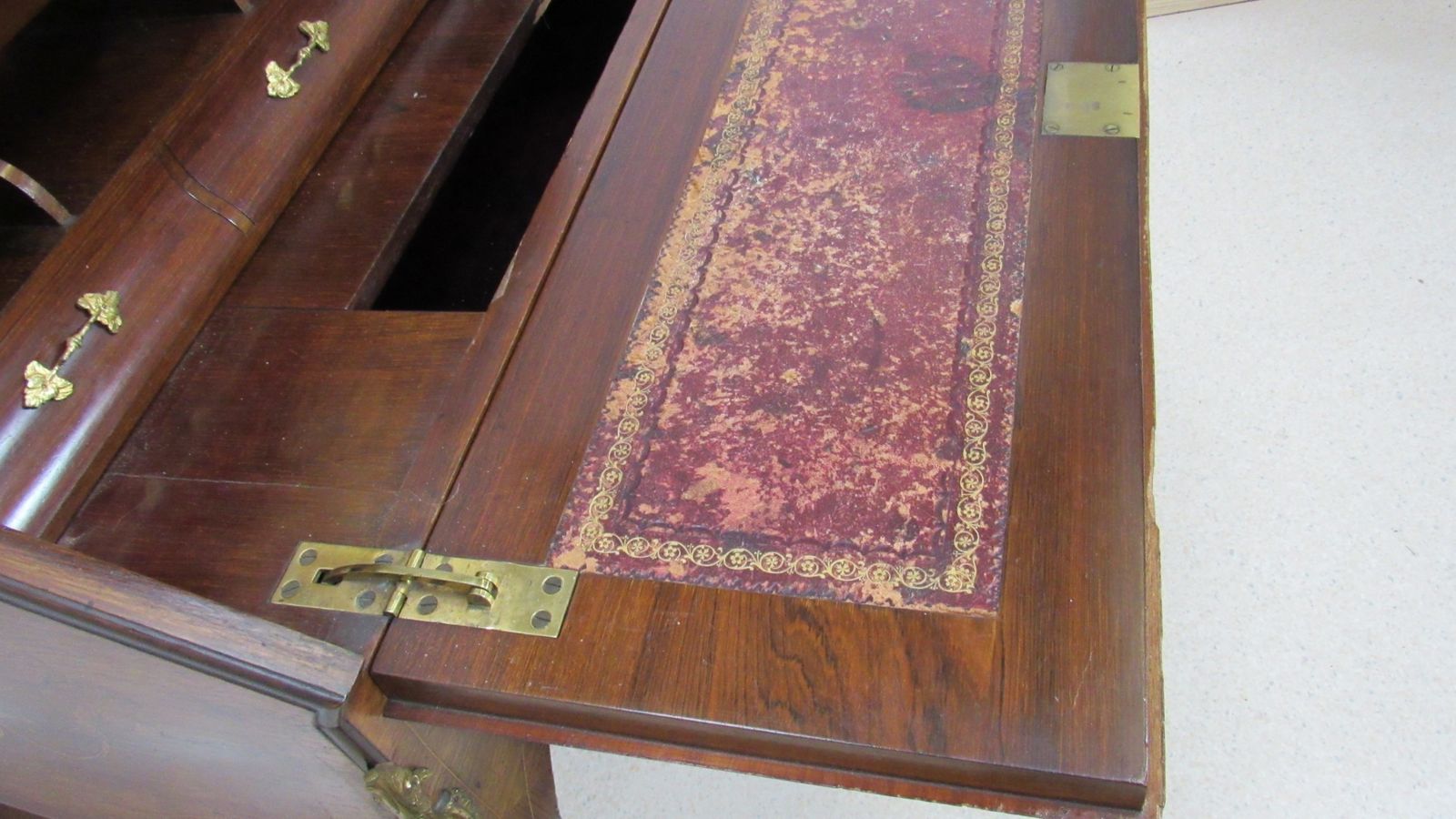 photo vintage Lovely Walnut Ladies Desk, 1800s