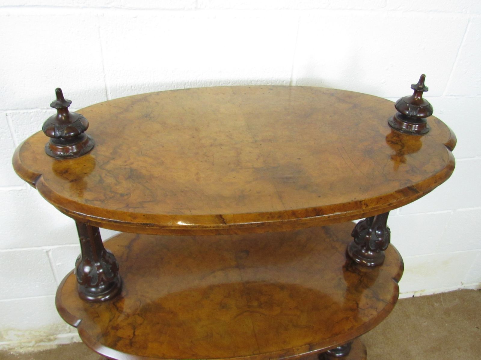 photo furniture Walnut Wotnot \ Etegere, 1800s