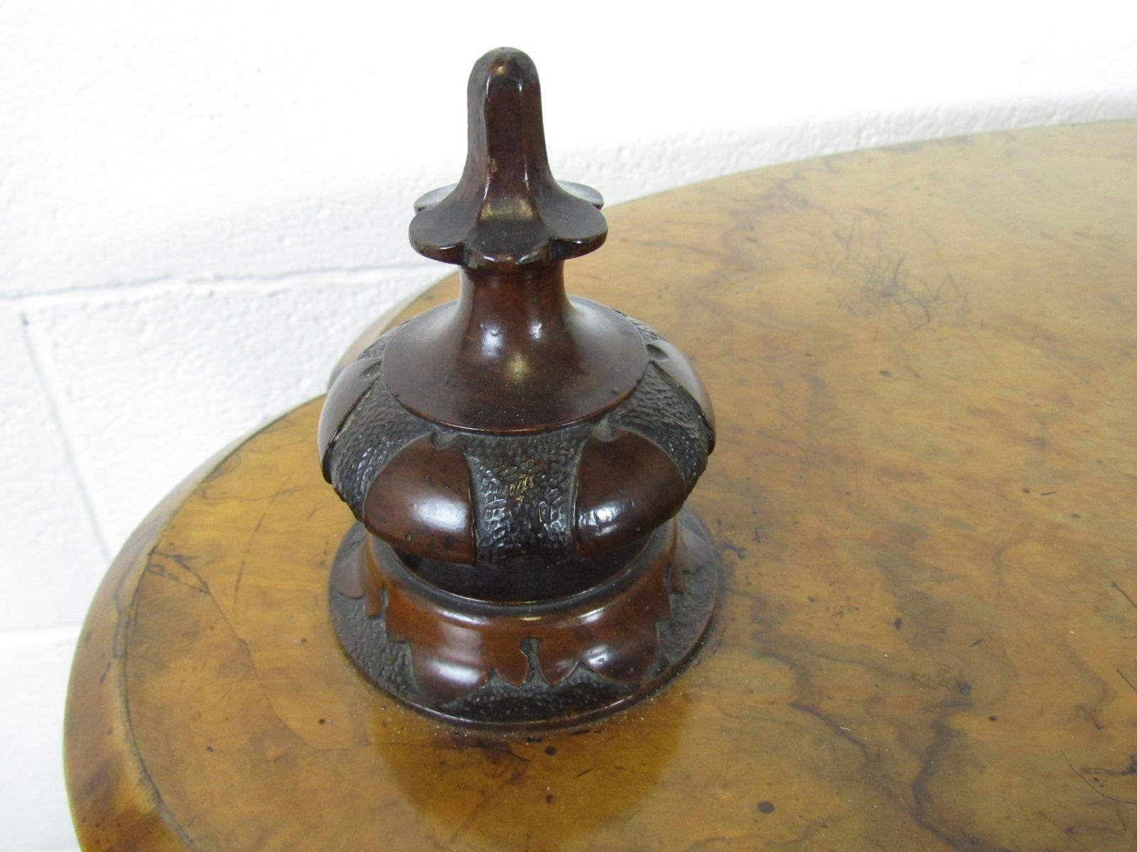 photo vinterior Walnut Wotnot \ Etegere, 1800s