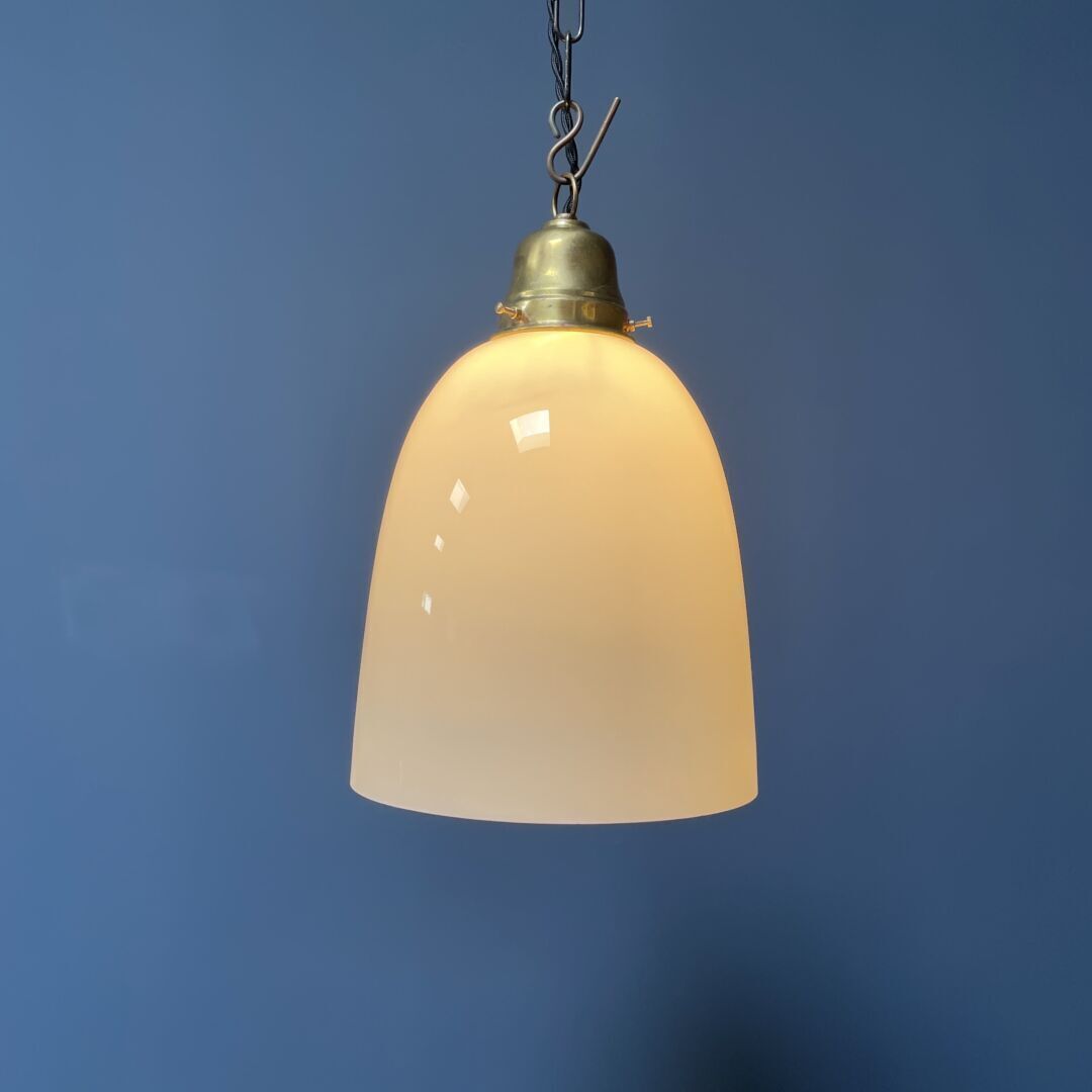Hoge Opaline Glazen Hanglamp Met Messing Armatuur photo buy