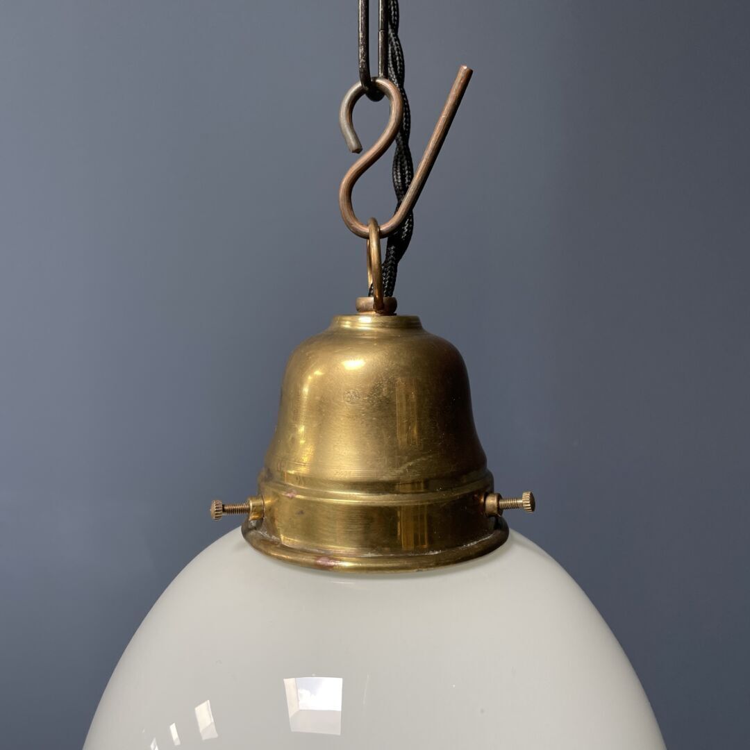 photo buy Hoge Opaline Glazen Hanglamp Met Messing Armatuur