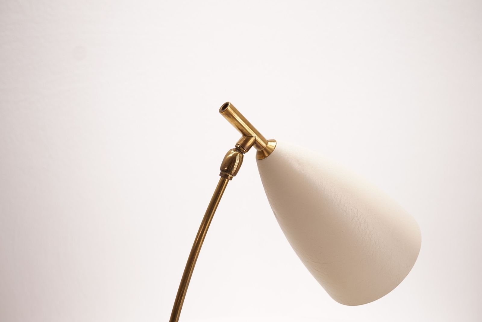 White Table Lamp In The Style Of Stilnovo photo 600.0