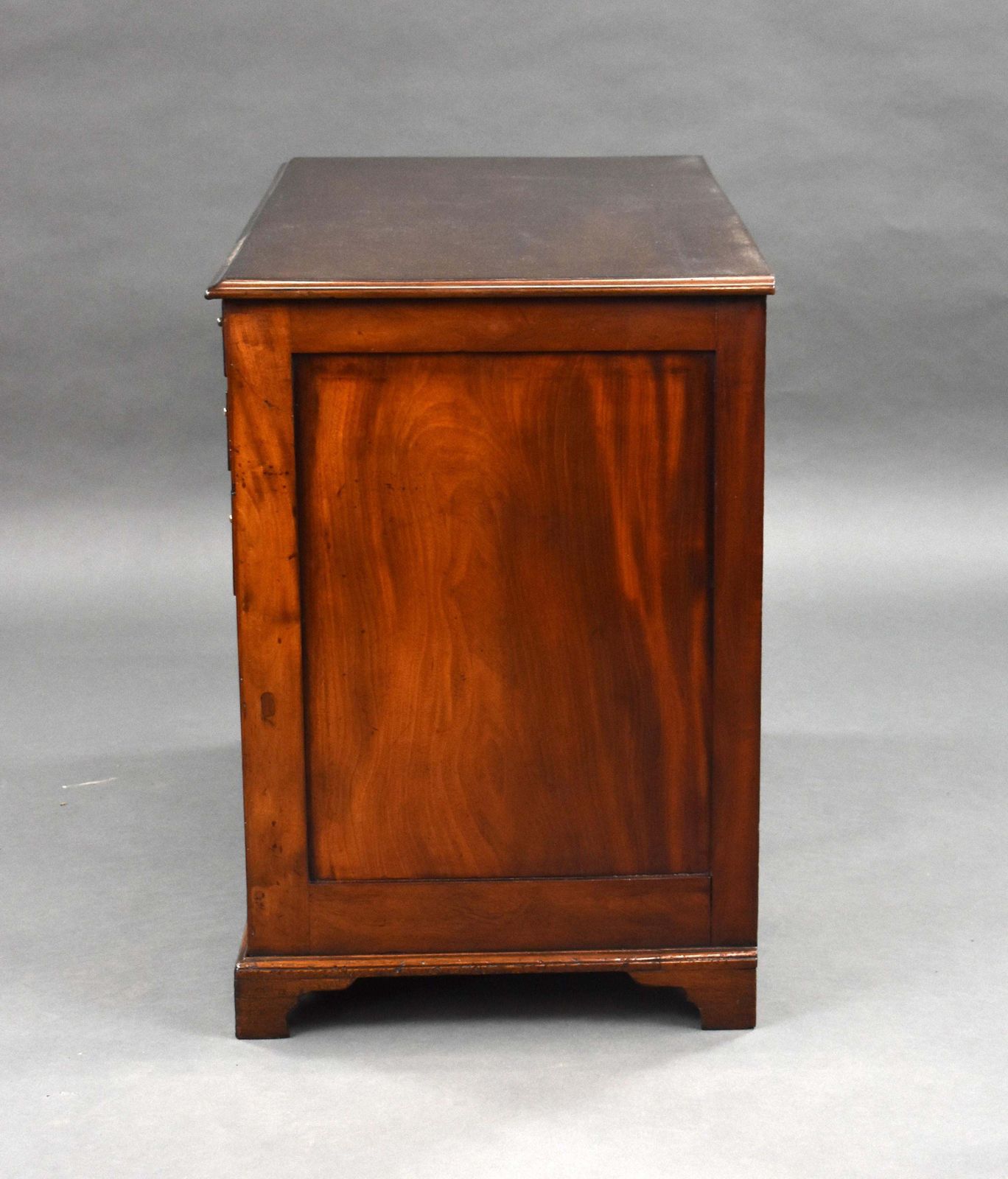 photo furniture 18th Century English George III Mahogany Kneehole Desk