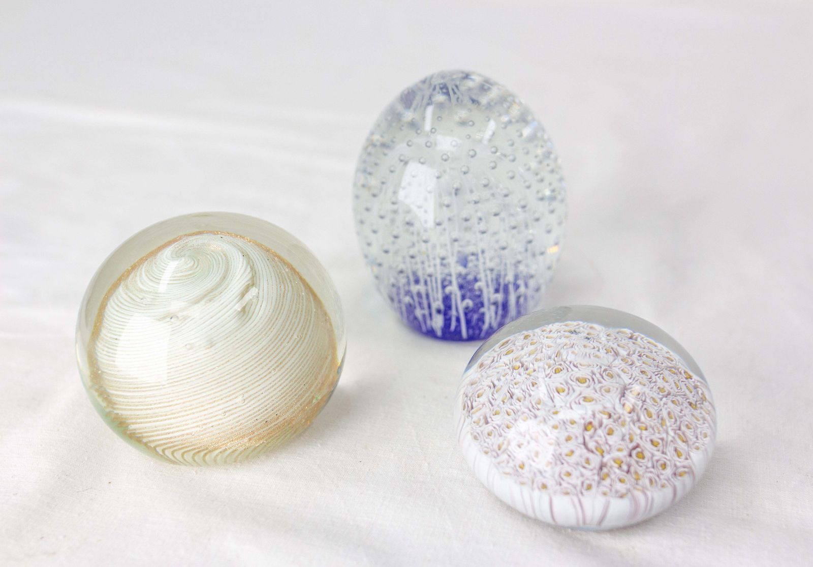 Ensemble de trois presse-papiers en verre de Murano, Italie, vers 1960 photo for sale