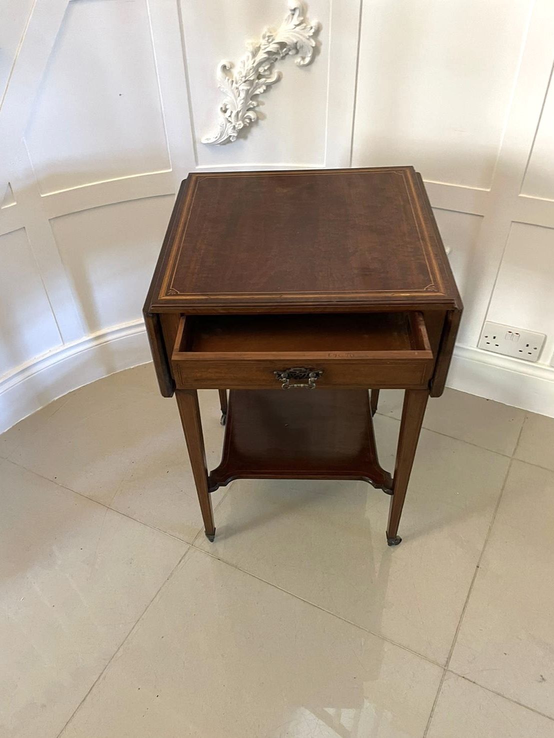 photo furniture Fine Quality Antique Inlaid Mahogany Occasional/Lamp Table