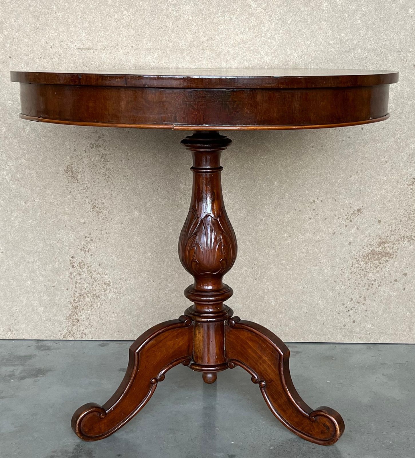 Table italienne ronde à pied central et marqueterie, XIXe siècle photo for sale