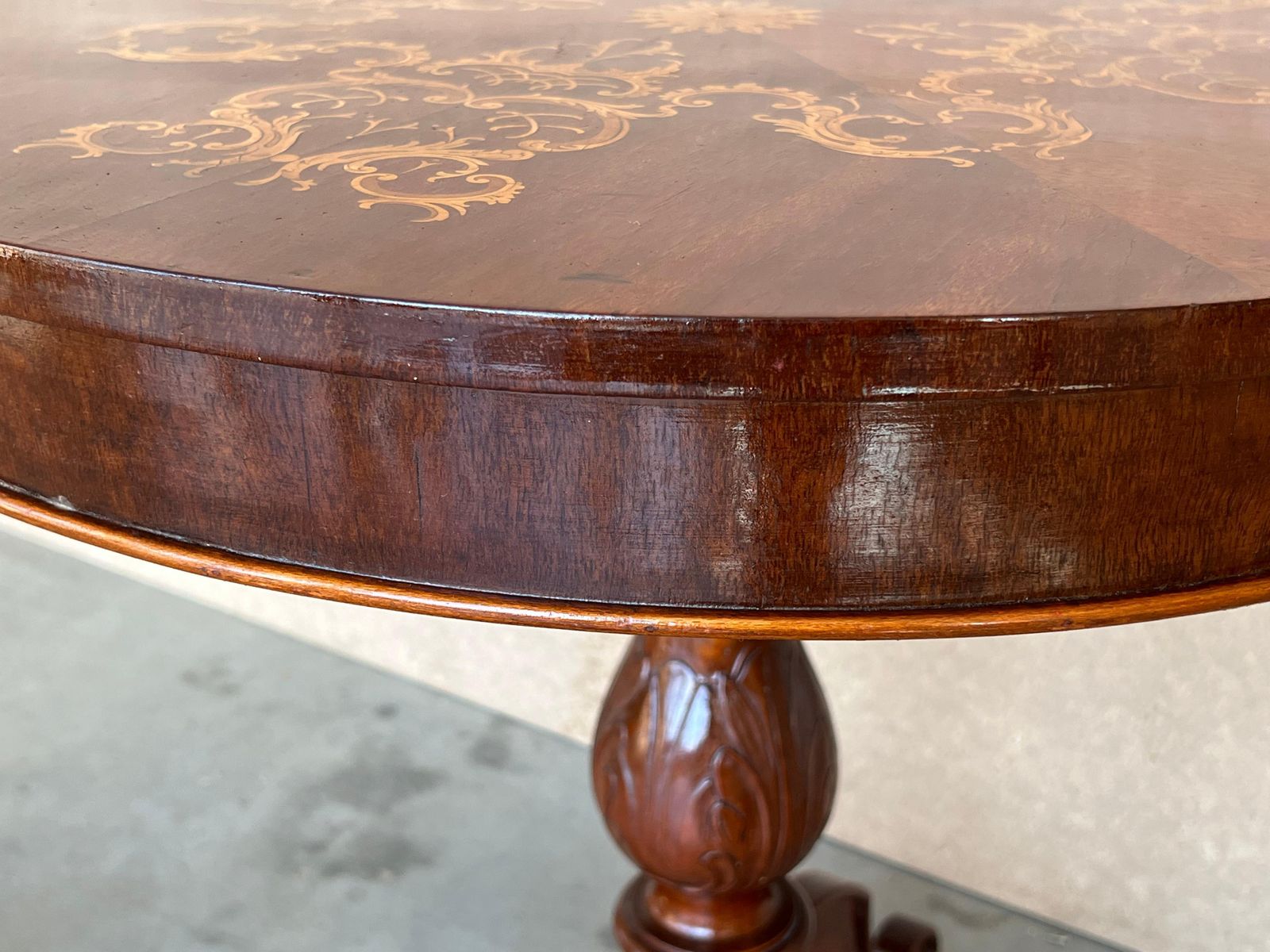 Table italienne ronde à pied central et marqueterie, XIXe siècle photo 2386.0