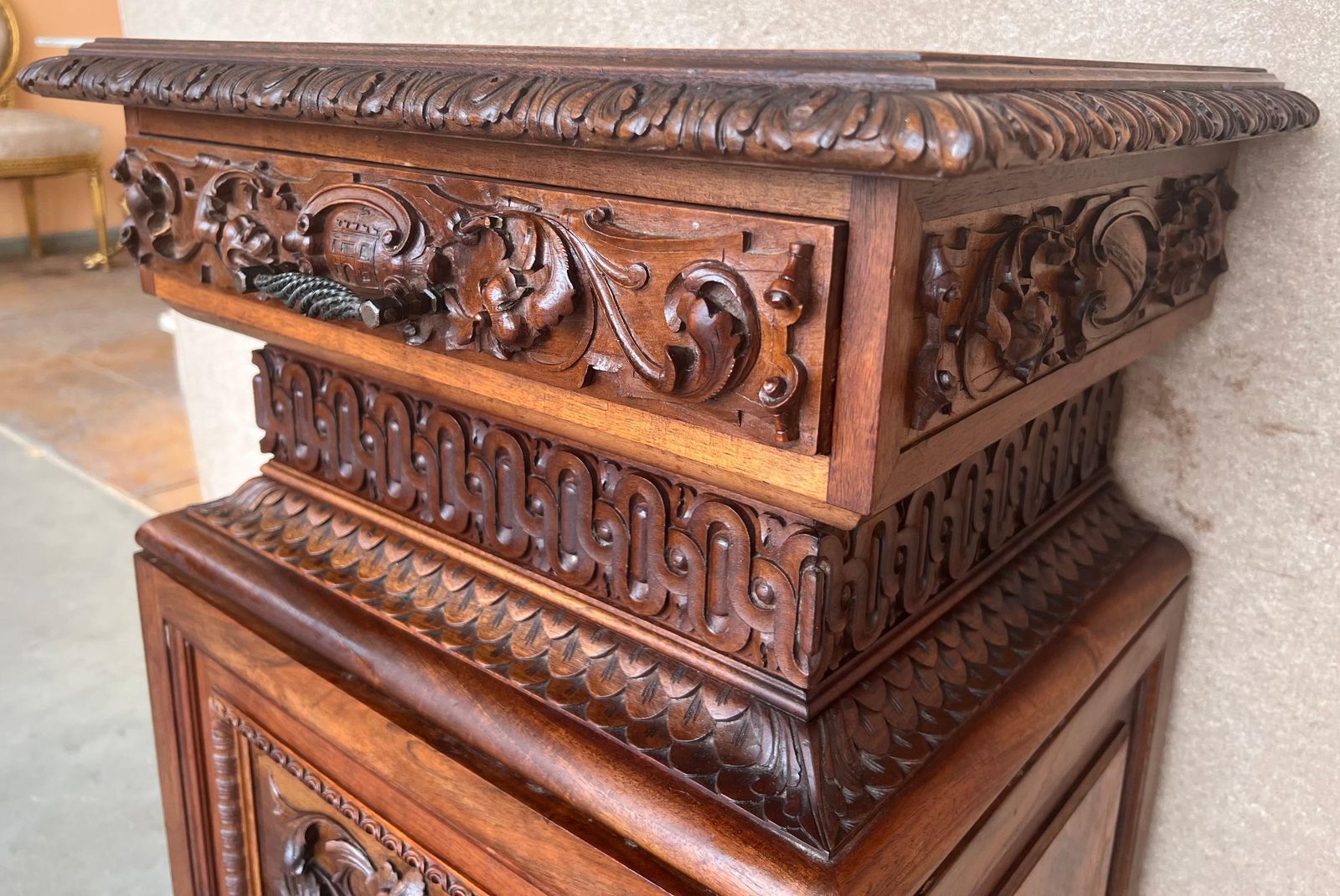 photo for sale Tables de chevet italiennes en noyer sculpté, XIXe siècle, avec tiroir