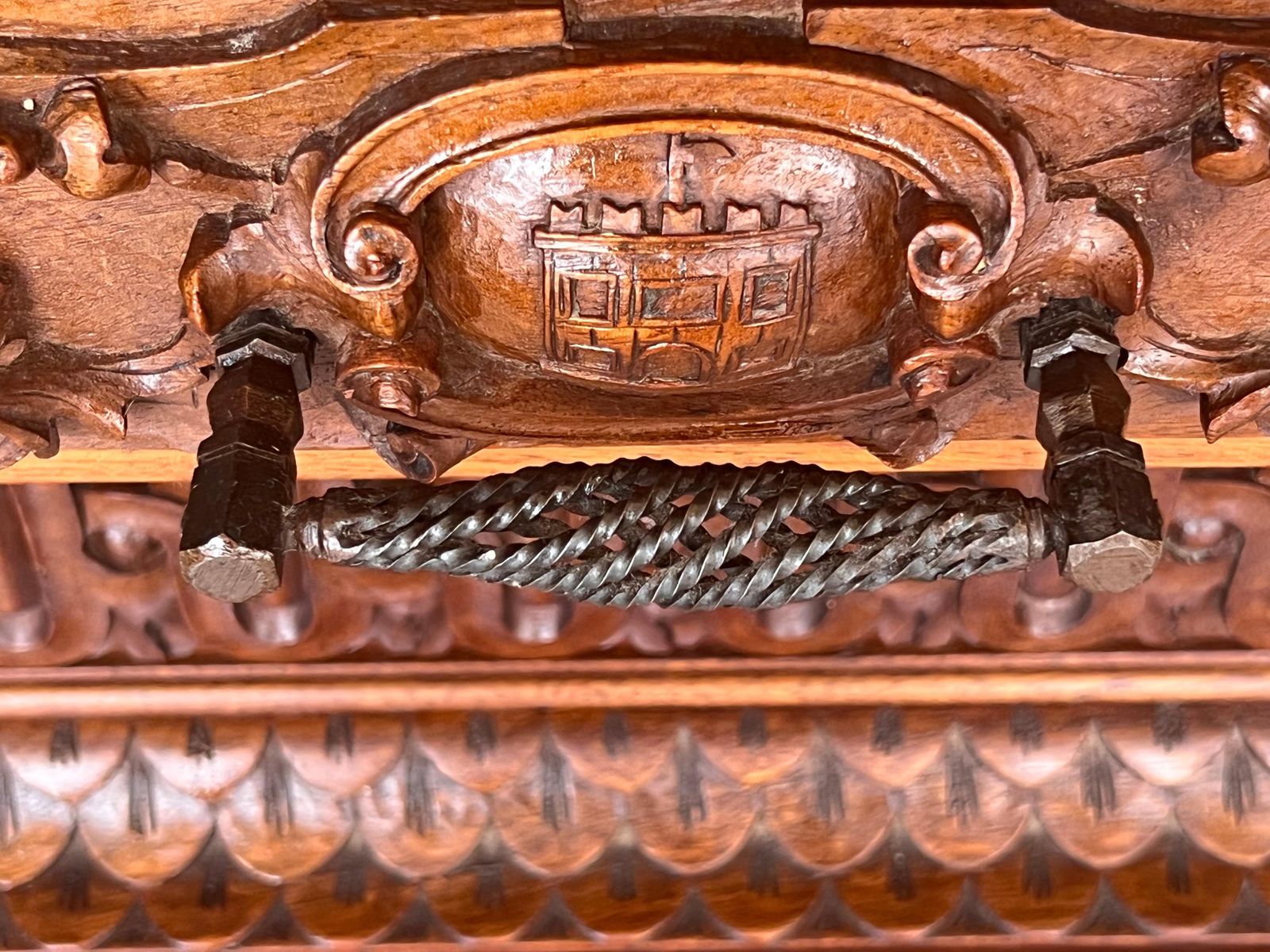 Mobilier Tables de chevet italiennes en noyer sculpté, XIXe siècle, avec tiroir photo