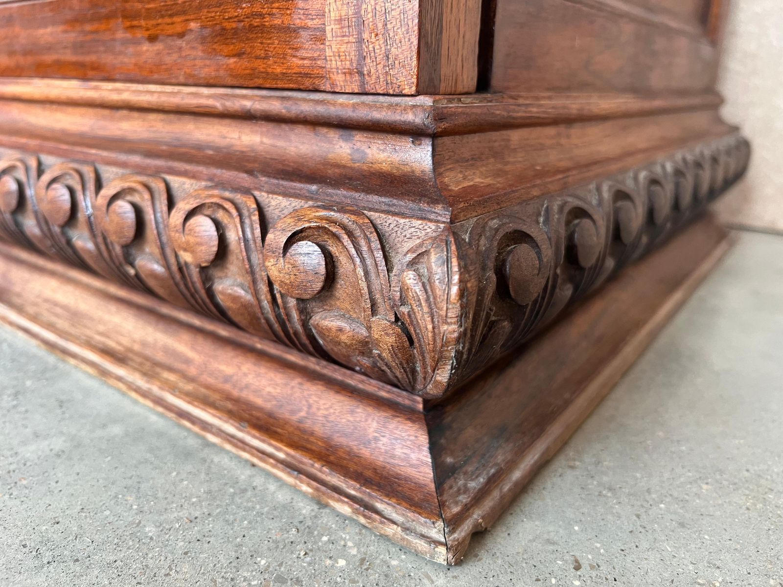 photo buy Tables de chevet italiennes en noyer sculpté, XIXe siècle, avec tiroir