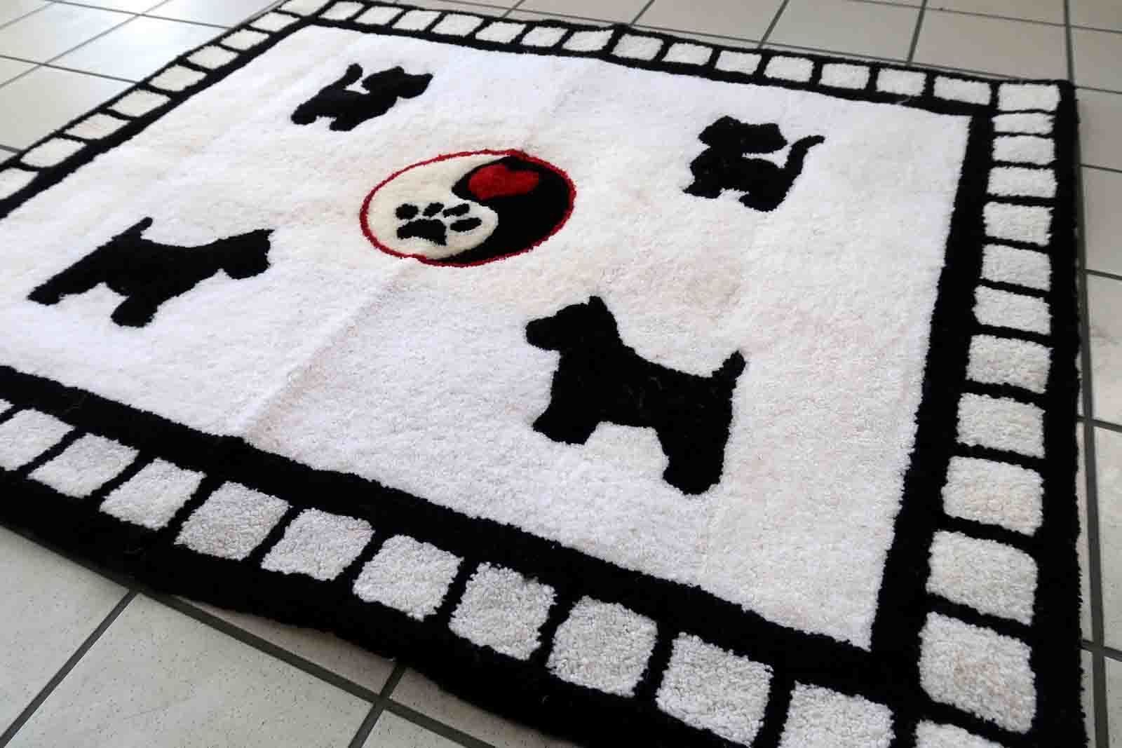 Handmade Contemporary Ora French Hooked Rug 3' X 3.7' (93cm X 115cm), 2021 photo 1065.0