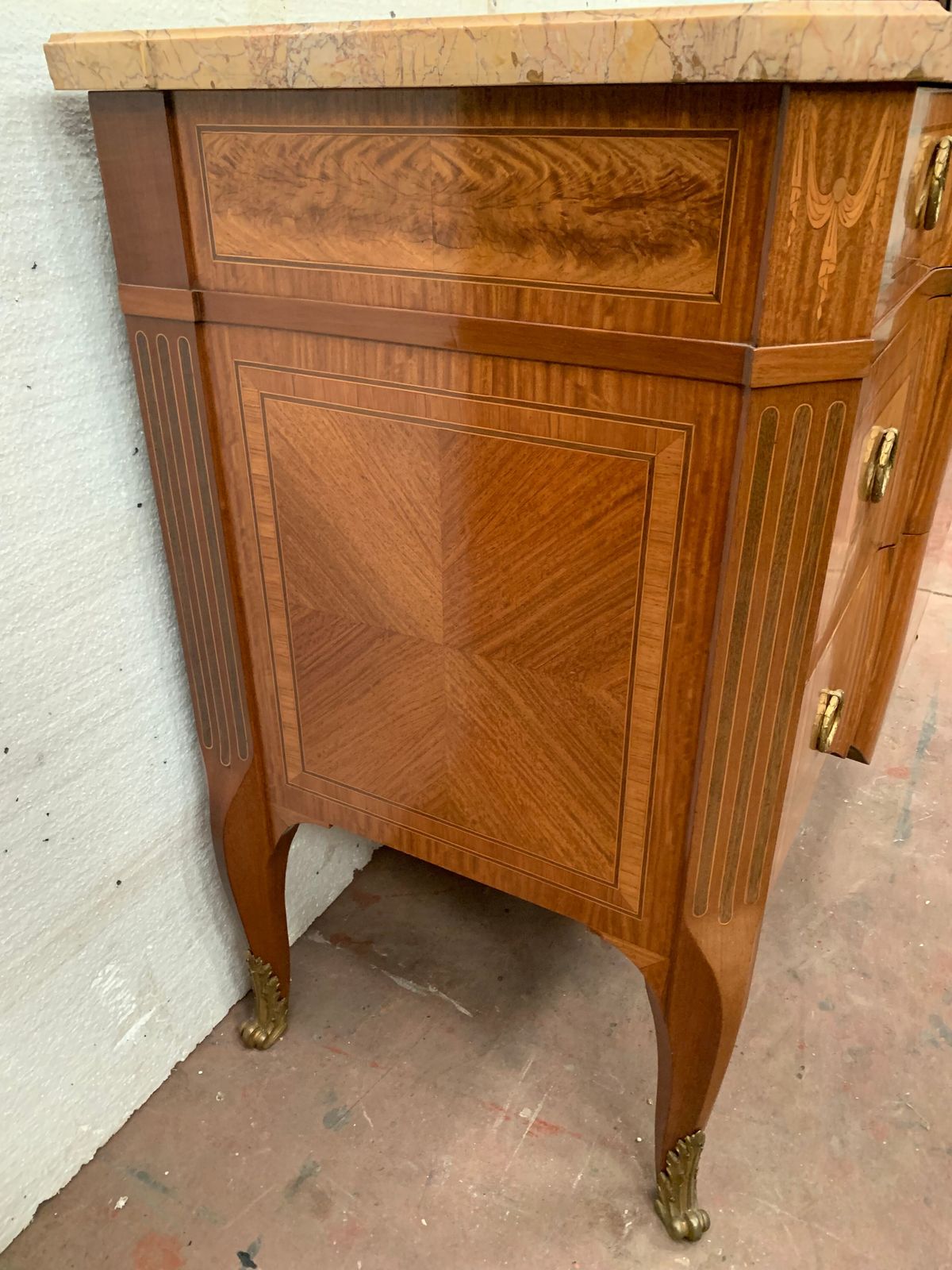 photo furniture Commode With Central Projection In Amaranth Wood And Rosewood XX Century