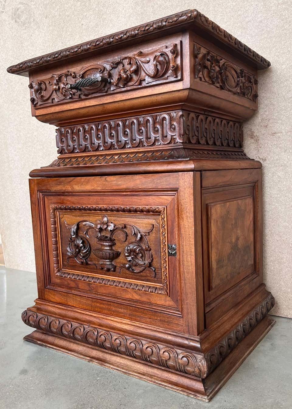 19th Pair Of Italian Hand Carved Walnut Monumental Nightstands With Lamp photo for sale
