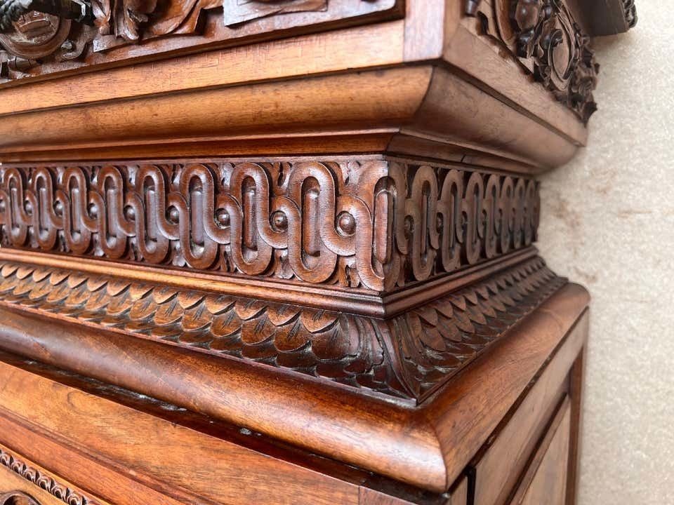 photo buy Paire de tables de chevet monumentales en noyer sculpté à la main, Italie, XIXe siècle