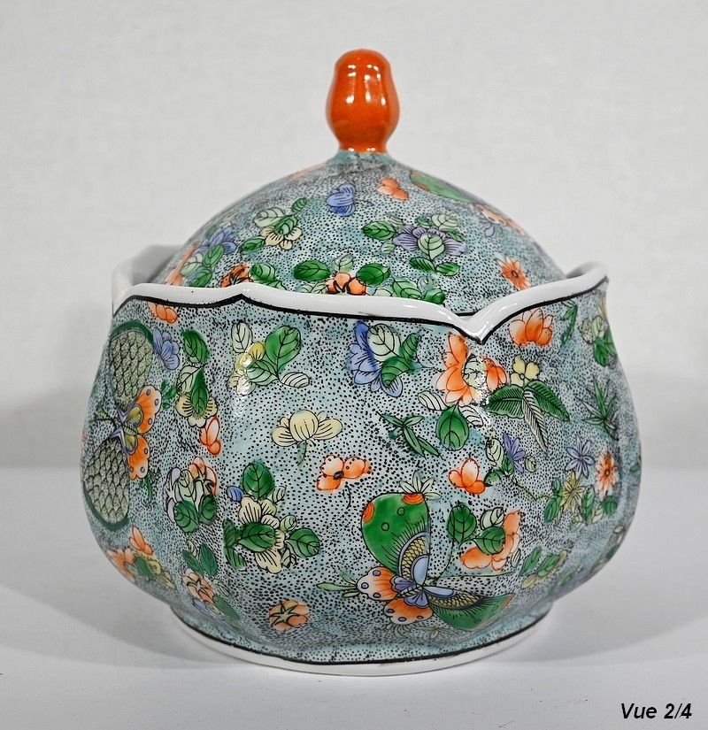 photo vinterior Porcelain Bonbonniere Decorated With Butterflies, China   Early 20th Century