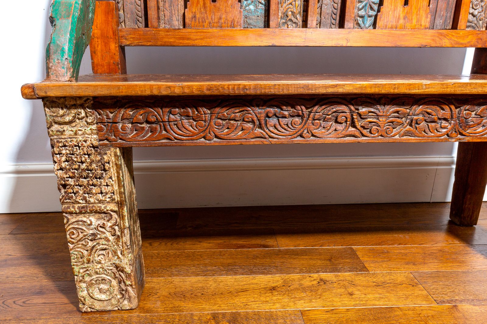 photo vintage Antique Indian Carved Teak Bench Rajasthan Reclaimed Decorative Salvage Bench 19th Century