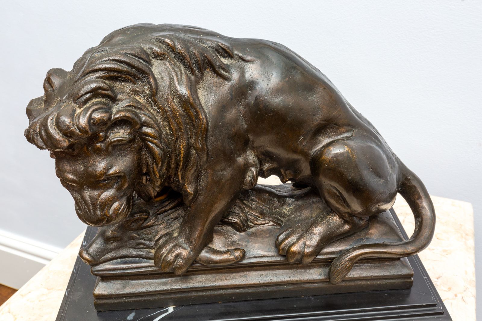 photo vintage Barye School Antique Romantic Lion & Boar Statue On Marble Base Cast Iron Bronze