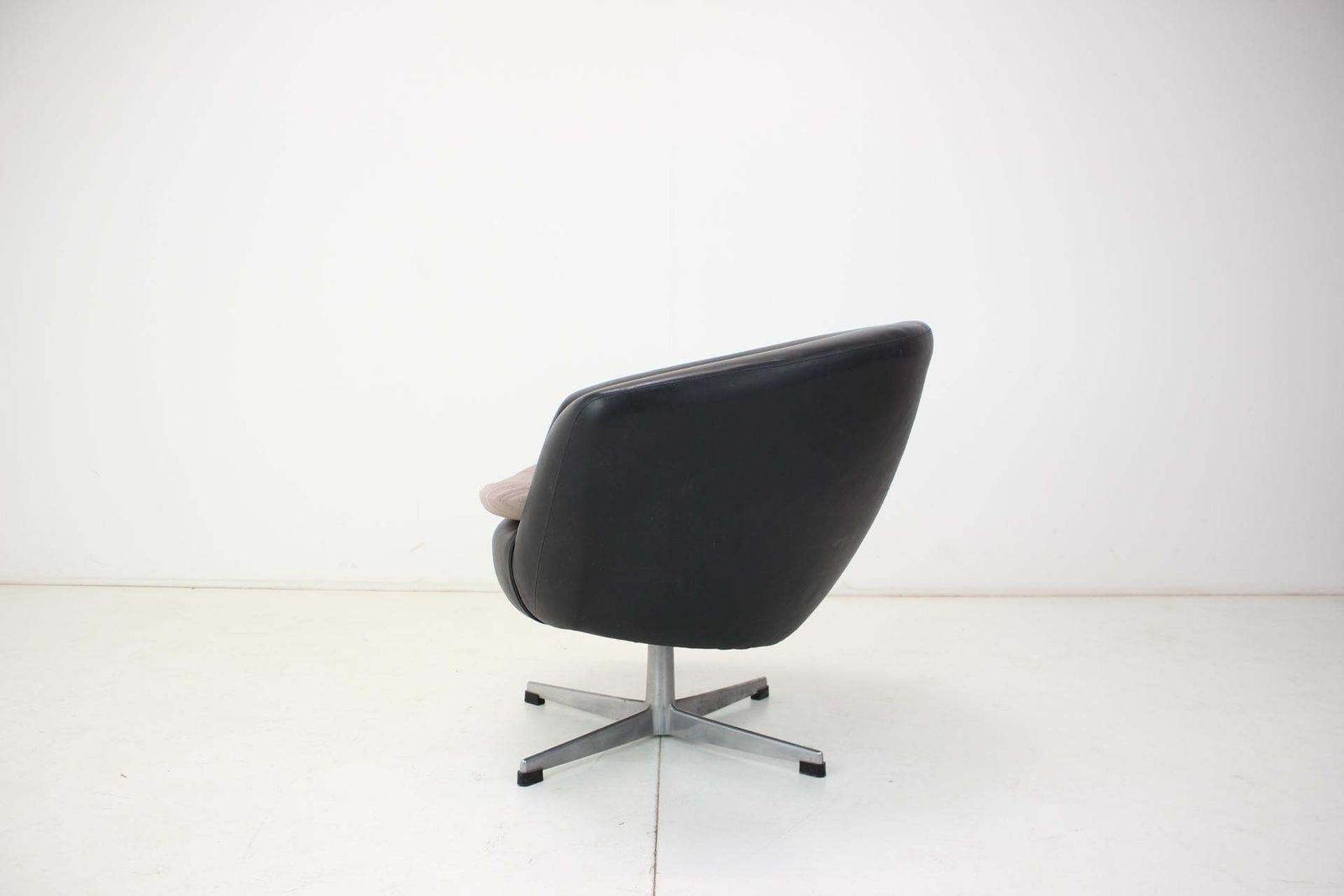 Swivel Chair, 1970s Cechoslovakia photo vinterior